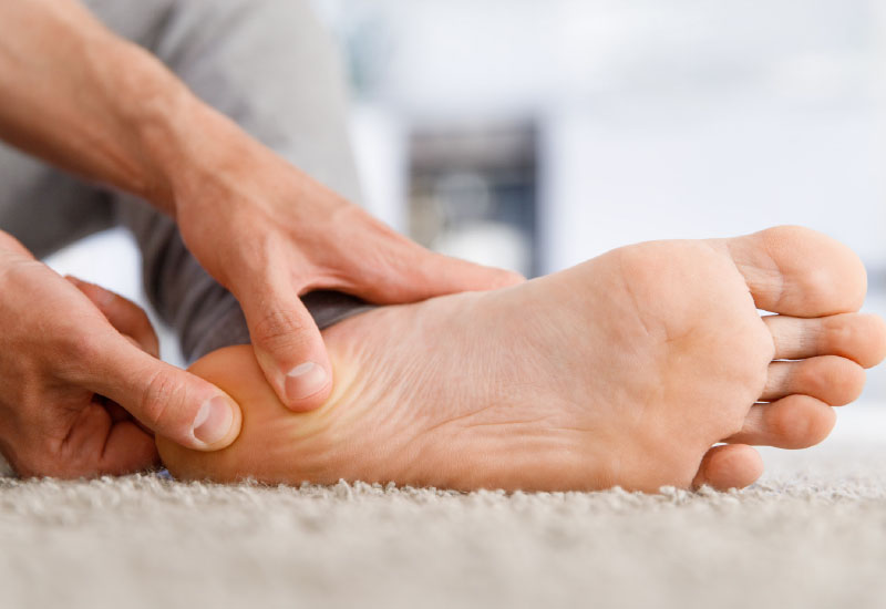 สาเหตุ อาการ การดูแลอาการปวดส้นเท้าในทัศนะการแพทย์จีน