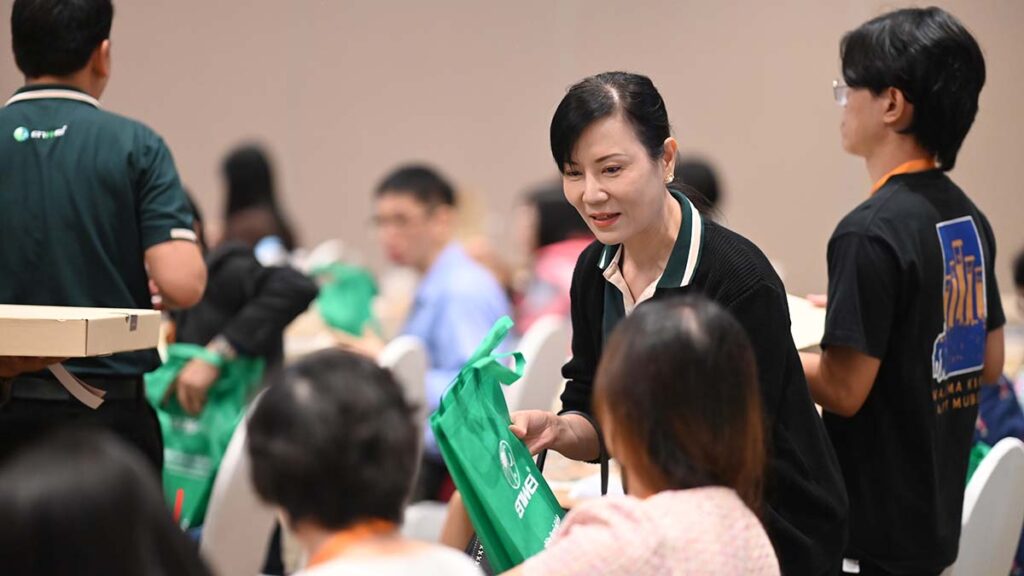 เอินเวย์แจกเอกสารในงานประชุมใหญ่วิชาการประจำปี สมาคมโรคติดเชื้อแห่งประเทศไทย