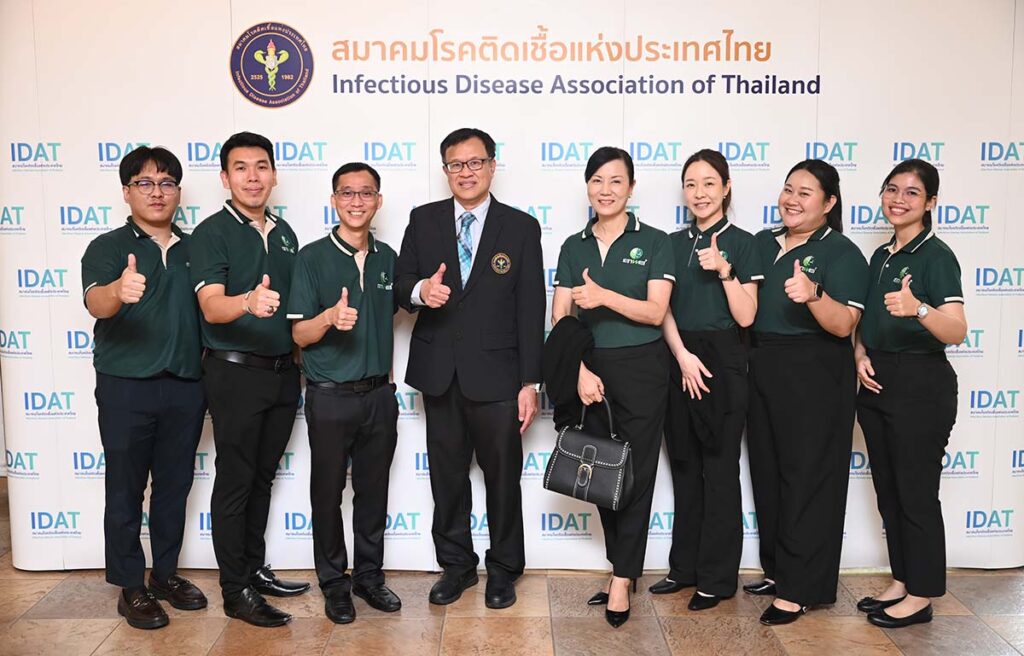 ภาพถ่ายร่วมทีมงานเอินเวย์ ณ งานประชุมใหญ่ของสมาคมโรคติดเชื้อแห่งประเทศไทย