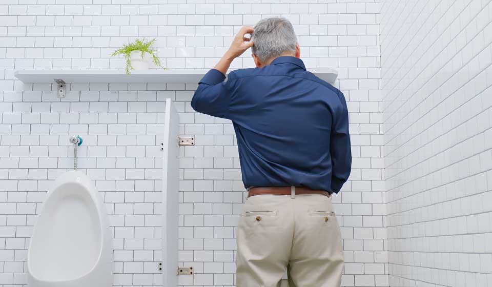 ปัสสาวะบ่อย ปัสสาวะไม่พุ่ง อาการต่อมลูกหมากโตที่ชายวัย 45+ ต้องรู้