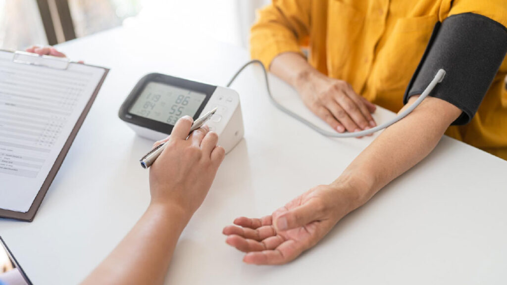 ความดันโลหิตสูงเกิดจากอะไร? รู้จักสาเหตุและปัจจัยเสี่ยงที่หลายคนมองข้าม