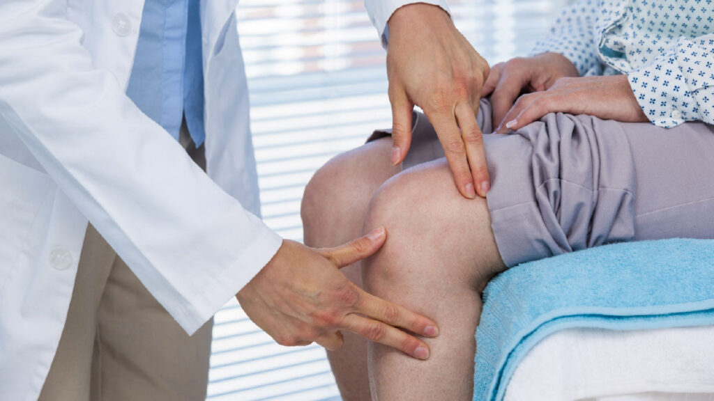เข่าเสื่อมรักษาอย่างไร? แนวทางรักษาตั้งแต่ระยะแรกจนถึงผ่าตัด