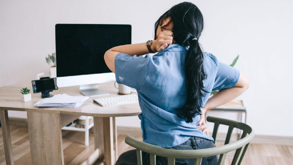 ปวดหลังจาก Office Syndrome หรือกระดูกทับเส้น? ต่างกันอย่างไร