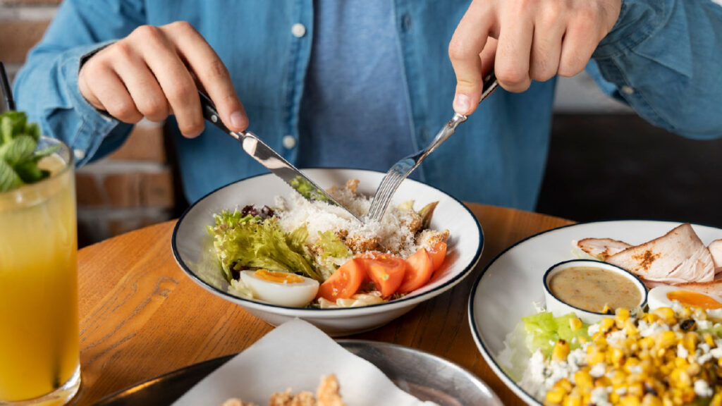 ป้องกันท้องอืด ท้องเฟ้ออย่างไร? 7 วิธีลดอาการในชีวิตประจำวัน