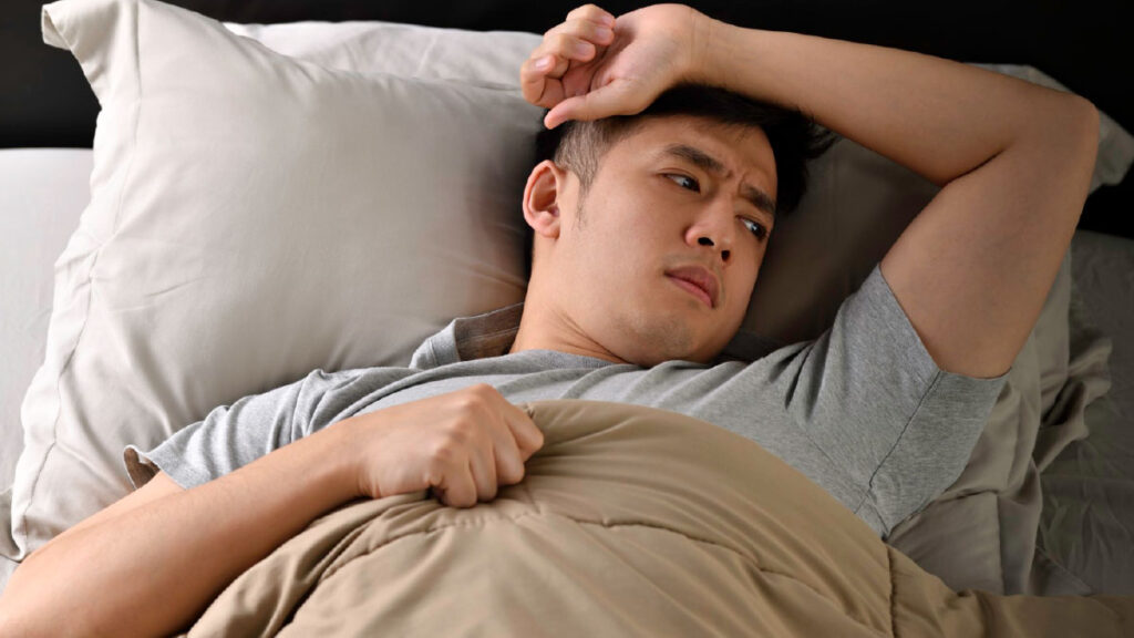 นอนไม่พอแล้วใจสั่น เกิดจากอะไร? ทำไมหัวใจจึงเต้นแรงขึ้น